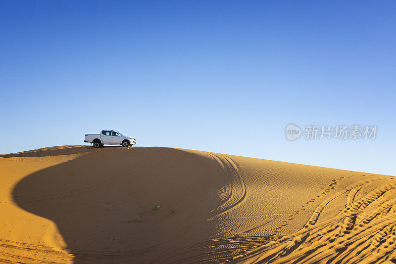 在沙漠中的沙丘上行驶的汽车，Merzouga, Erg Chebbi，撒哈拉，摩洛哥